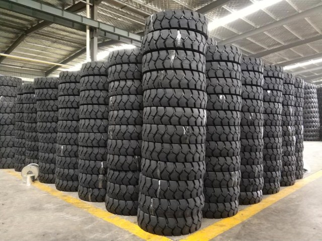 vỏ đặc xe nâng giá rẻ.jpg (93 KB)